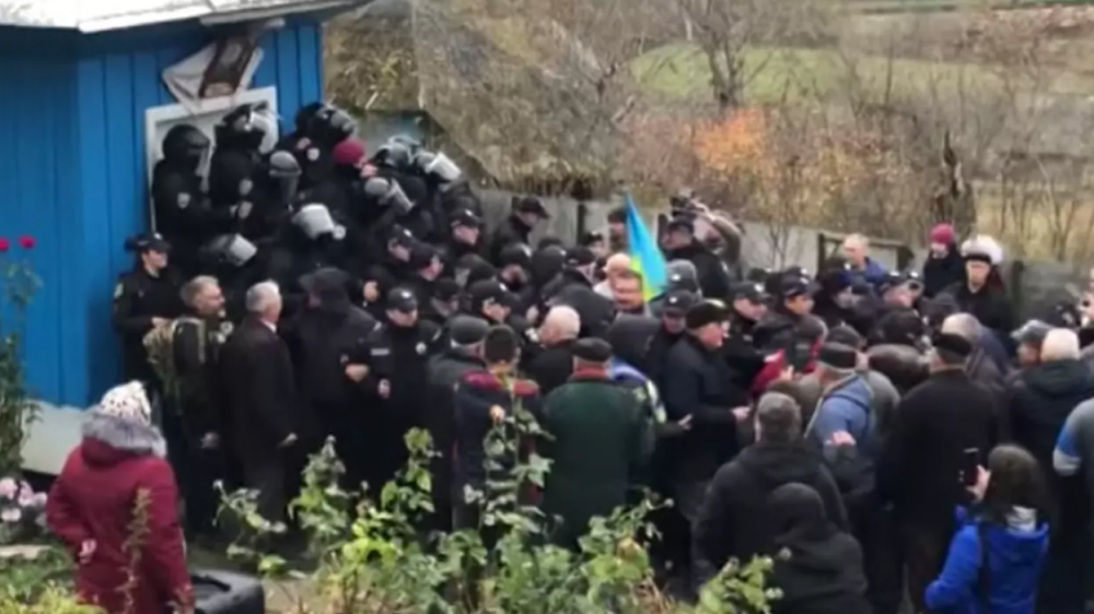 Scene șocante în curtea unei biserici: Enoriașii s-au luat la bătaie